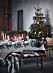 Dukat bord med julens dekorationer i grönt och vitt i rustik stil