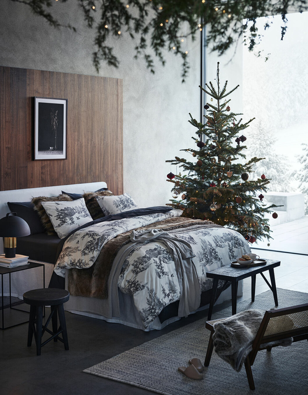 Rustikt och ombonat i sovrummet hos H&M Home i jul