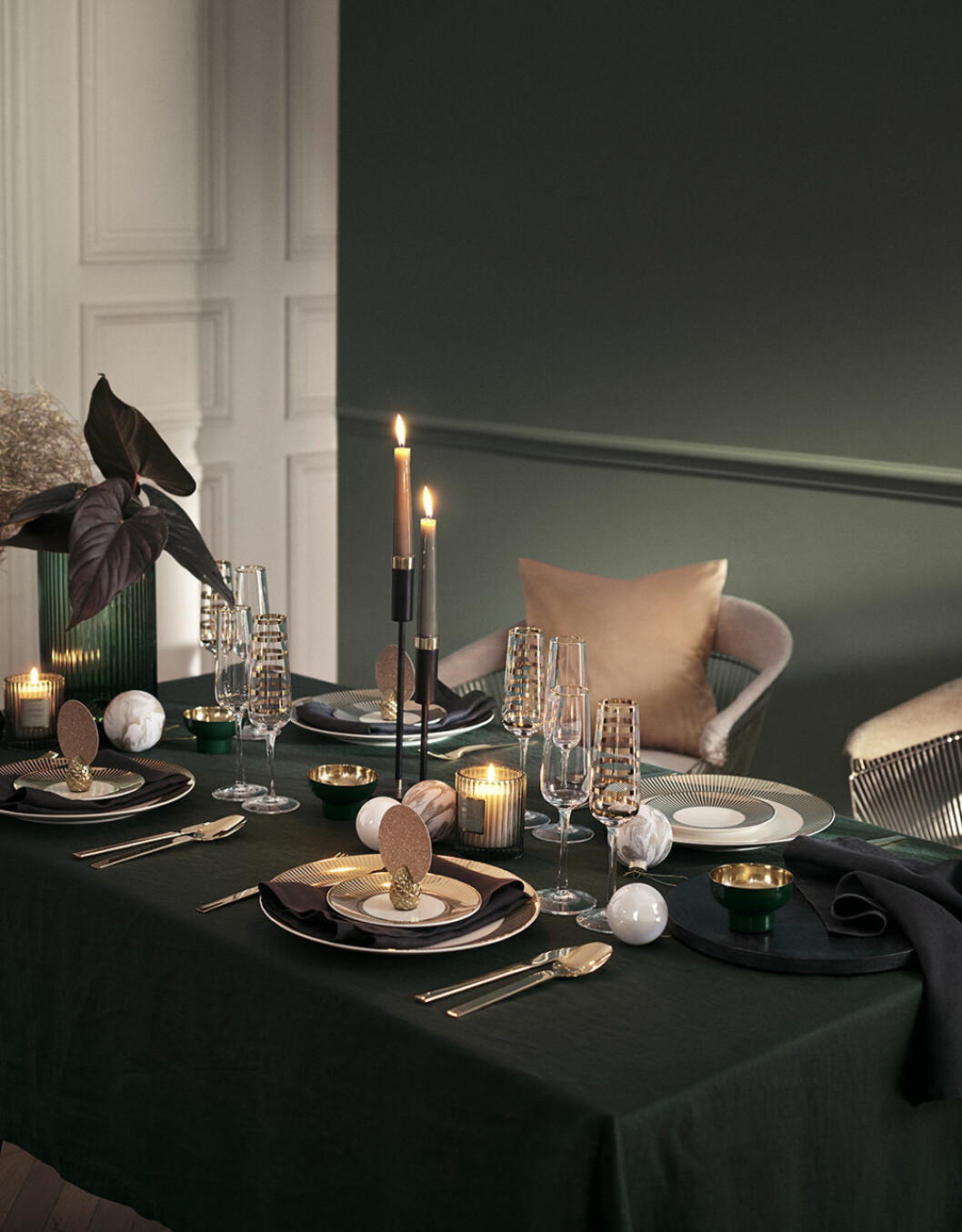 Inred med ljus i olika nivåer, former och färger. Foto: H&M Home Det dukade bordet går i blänkande mässing hos H&M Home i jul