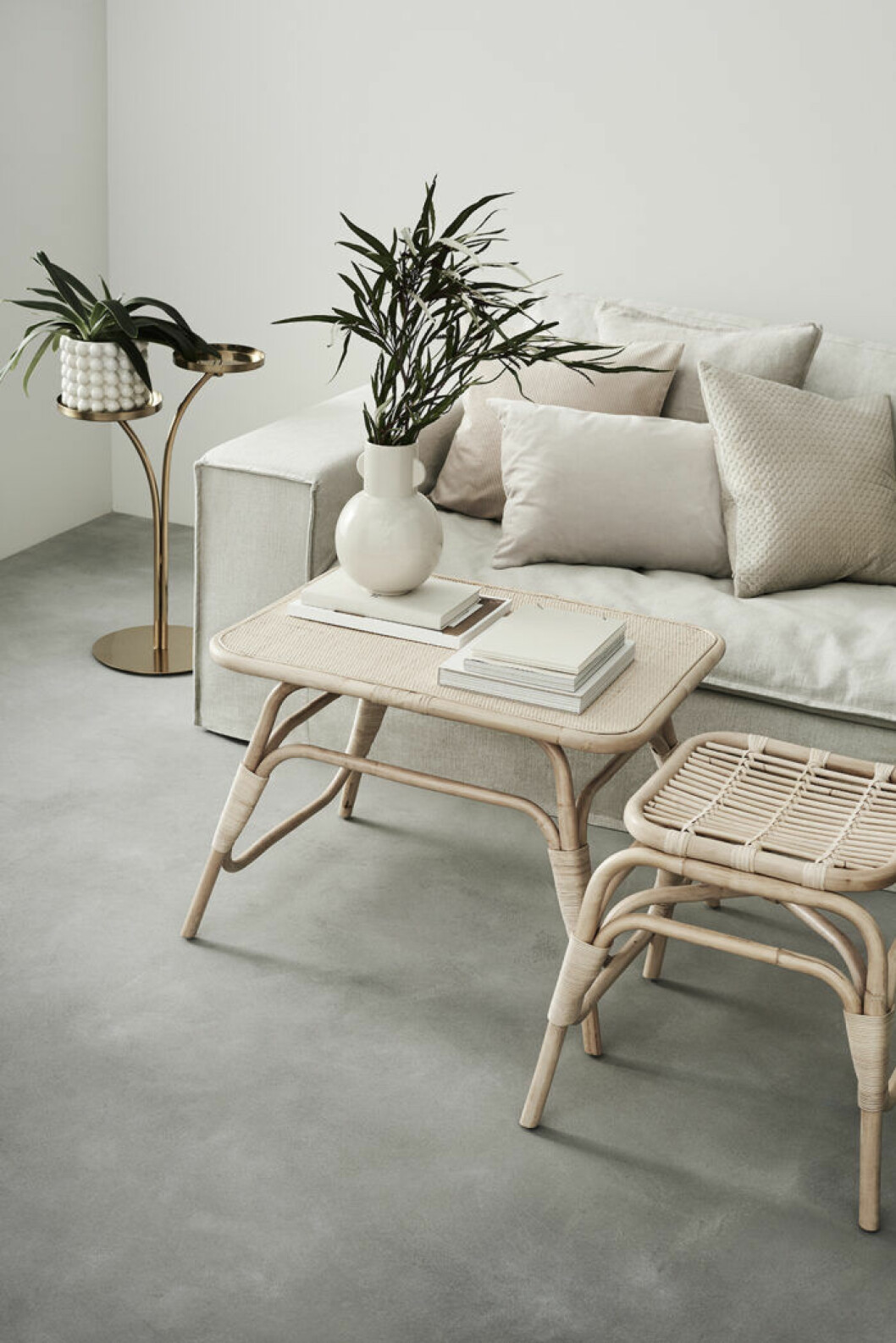 Inredning i rotting och mässing från H&M Homes nya möbelkollektion