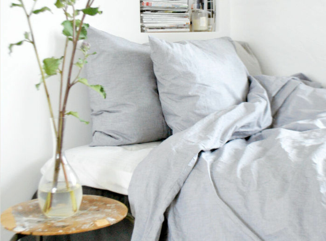 <em>Foto: HM Home/arkiv</em> bäddad säng med ljusgrå linnelakan