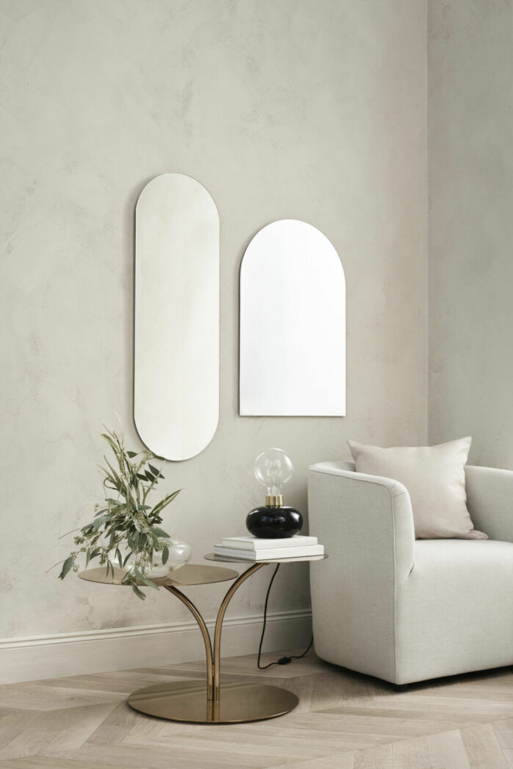 Speglar, bord och fåtölj från H&M Homes vårkollektion 2019