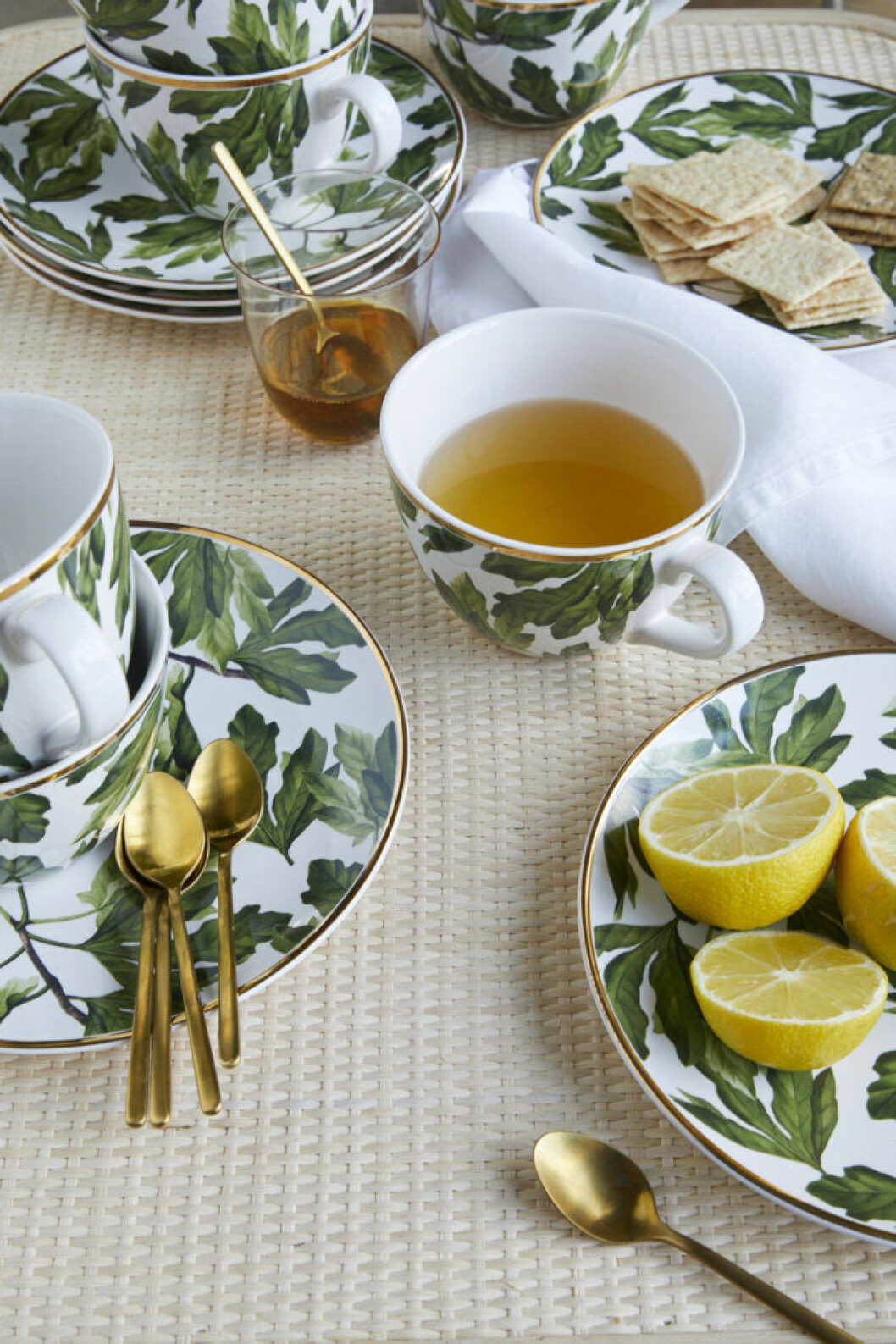 Mönstrat porslin och guldfärgade bestick från H&M home