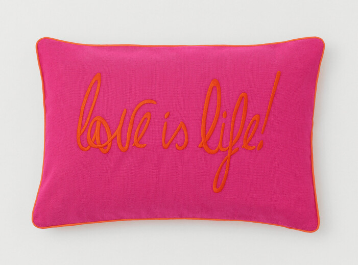 H&M home x Diane von Furstenberg rosa kudde med brodyr