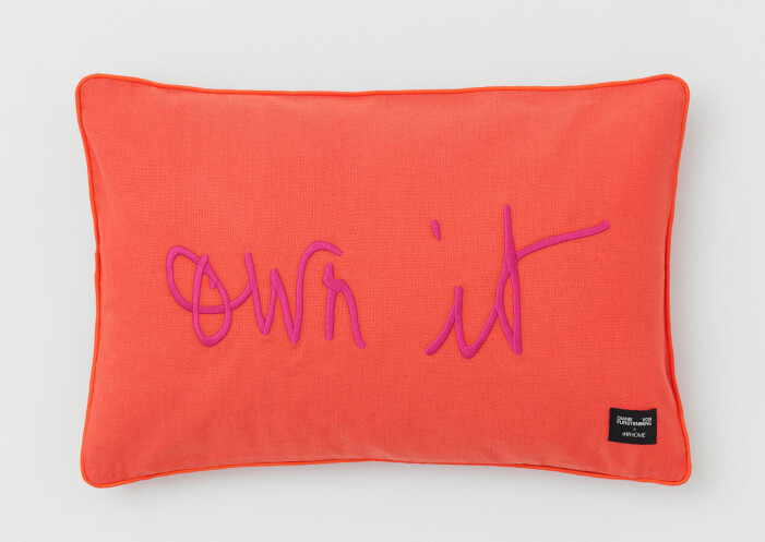 H&M home x Diane von Furstenberg orange kudde med brodyr