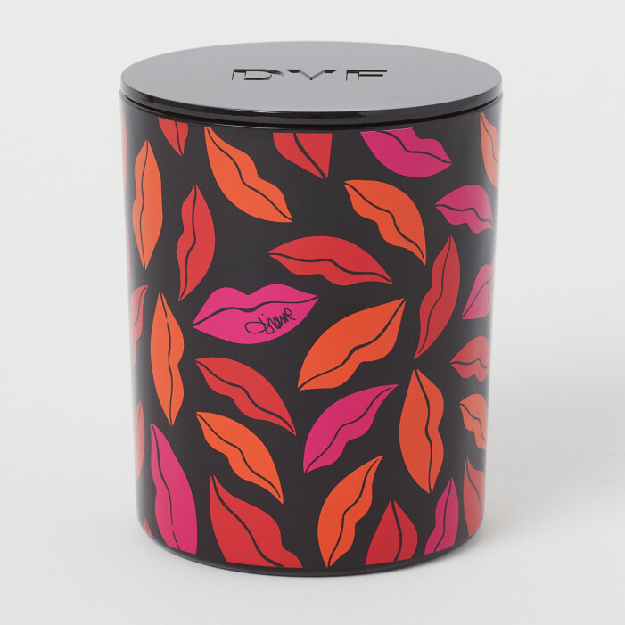 H&M home x Diane von Furstenberg doftljus med lipstickmönster