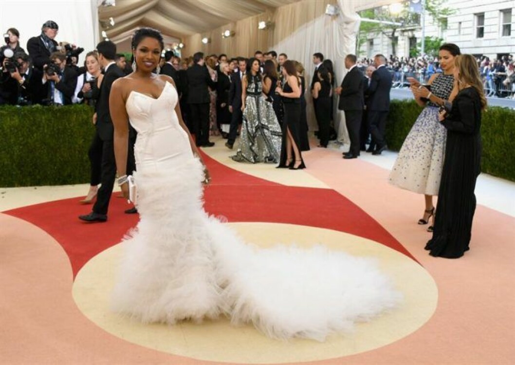 Jennifer Hudson bar en vit klänning med ett sidenliv som broderats för hand med stavpärlor i ett tredimensionellt mönster, franska knutar och paljetter. Klänningen avslutades med ett långt glamouröst släp. hm-met-1