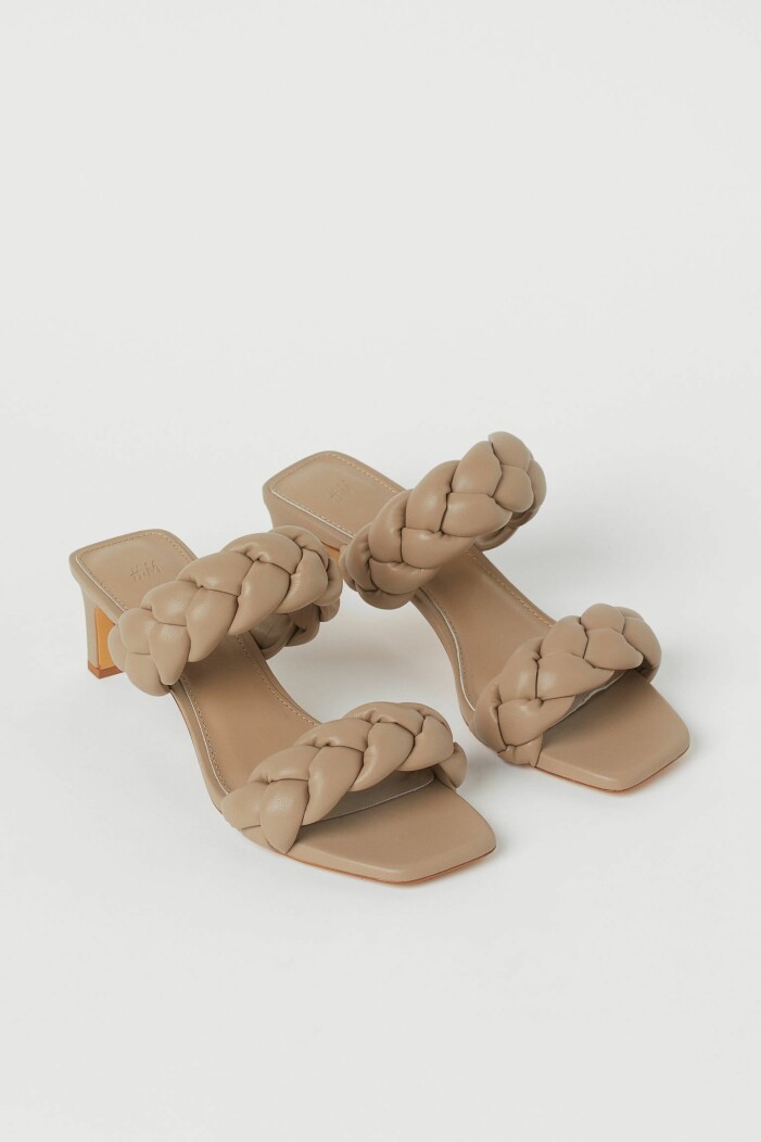 Sandaletter, H&M. <a target="_blank" rel="nofollow" href="https://track.adtraction.com/t/t?a=1268004454&as=1218462148&t=2&tk=1&epi=an-strumporisandal&url=https://www2.hm.com/sv_se/productpage.0954946005.html">Klicka på bilden för att komma direkt till produkten!</a> Beiga slip-in-sandaletter med 2 breda, flätade remmar. Mellanhög klack. Sandaletter från H&M.