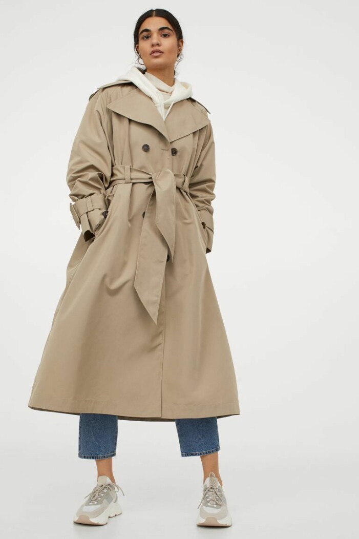 outfit med trenchcoat, hoodie, jeans och snekaers