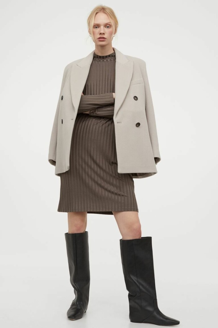 outfit med ribbad klänning, beige kavaj och knähöga stövlar