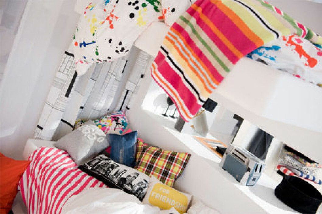 Färgstarka kuddar och textilier från H&M Home.