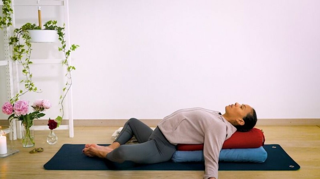 Johanna Ljunggren gör yogapositionen höftöppnare med stöd