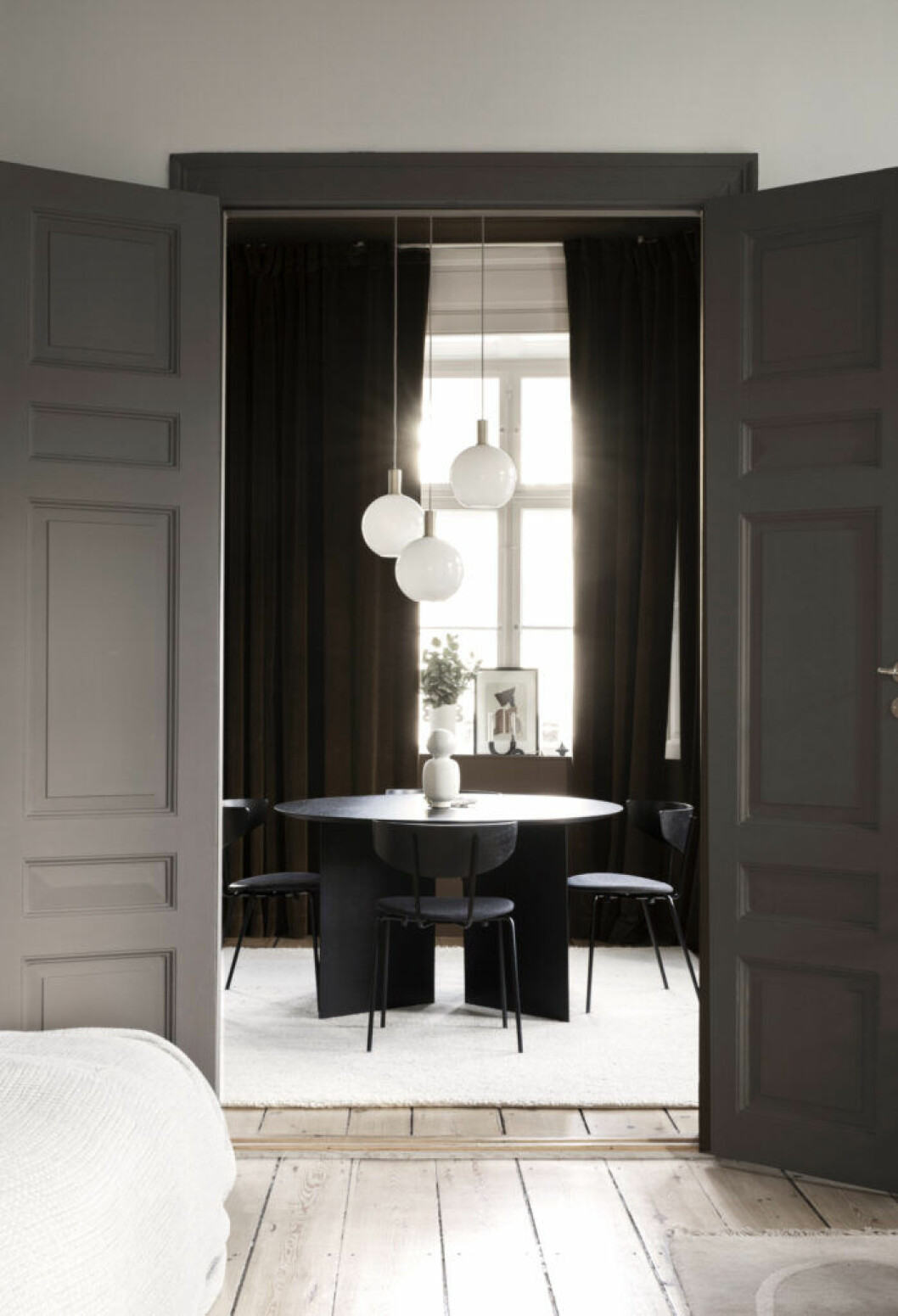 Foto: Ferm living Att måla en dörr och listerna i en färg som poppar är ett enkelt sätt att göra rummet minnesvärt