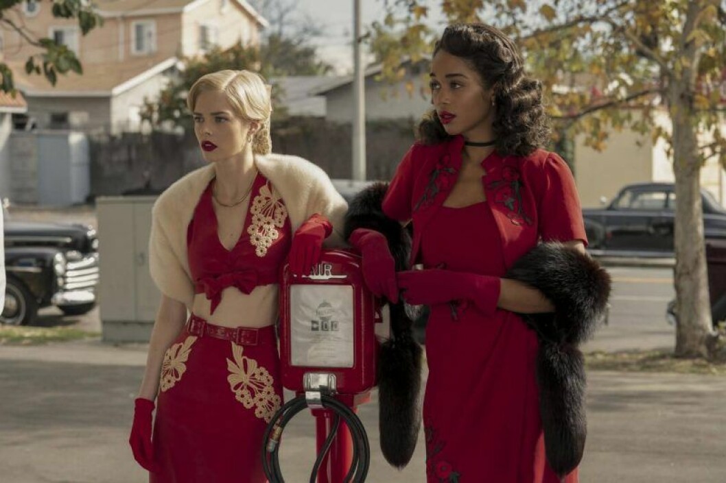 Skådespelarna ville ta med sina jobbkläder hem, enligt tidningen Popsugar. Serien Hollywod på Netflix