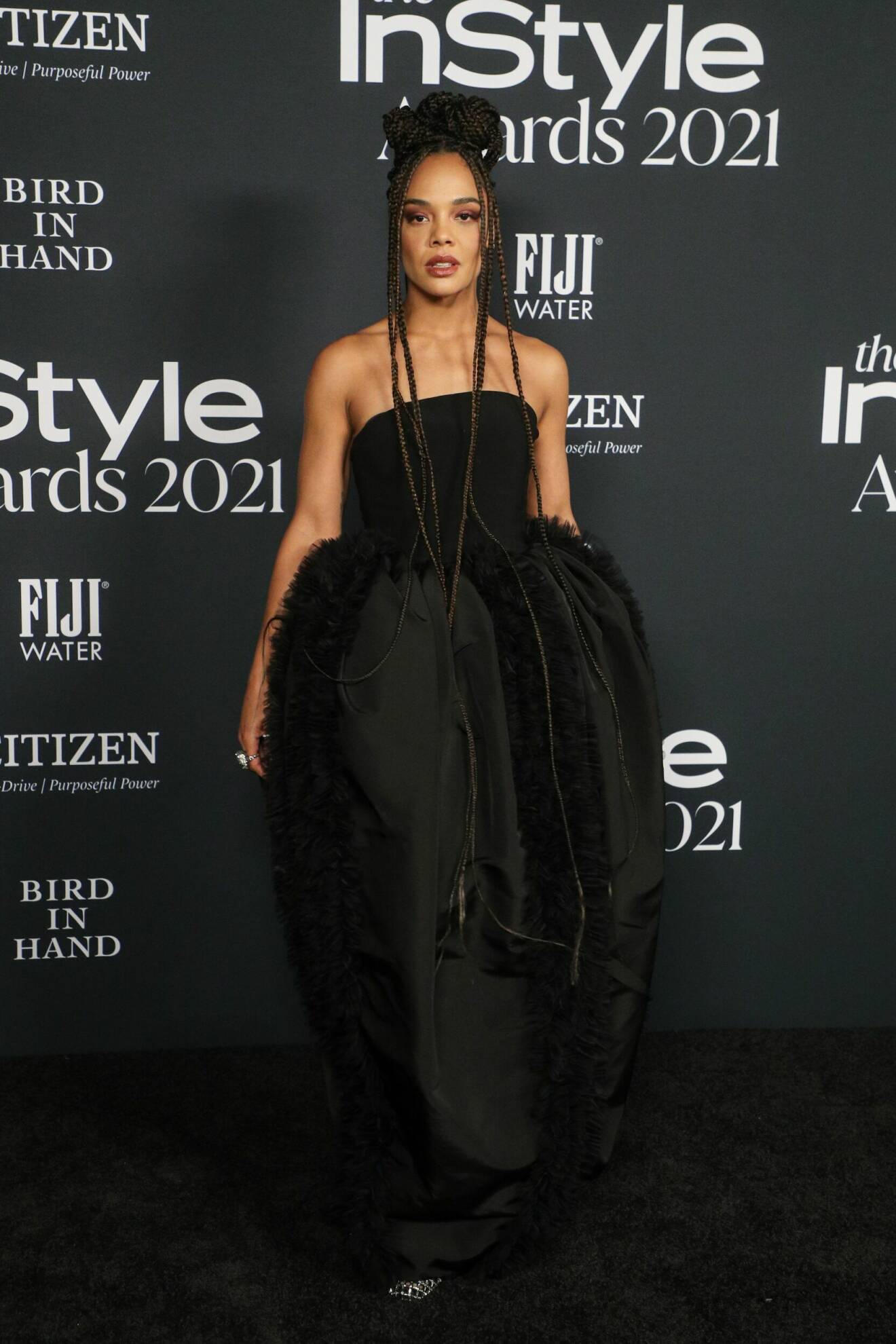 I svart skulptural klänning anlände Tessa Thompson till InStyle Awards i november 2021.