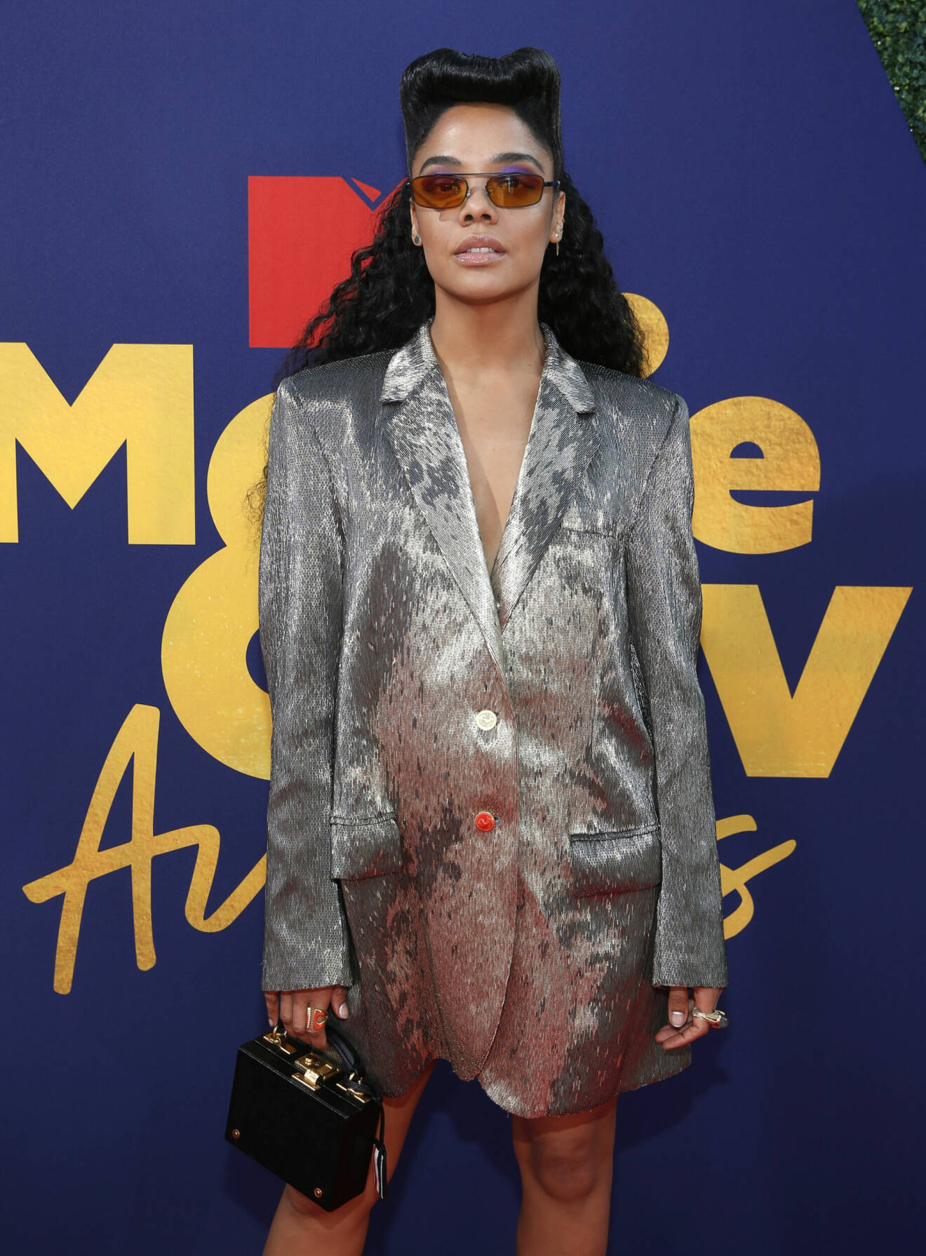 Iklädd silverkavaj anlände Tessa Thompson till MTV Movie &amp; TV Awards.