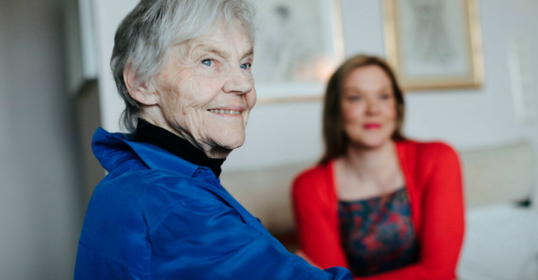 Att få träffa den mytomspunna författaren var en av anledningarna till att Johanna Holmström tackade ja till att skriva biografin. Finlandssvenska författaren Märta Tikkanen och Johanna Holmström.