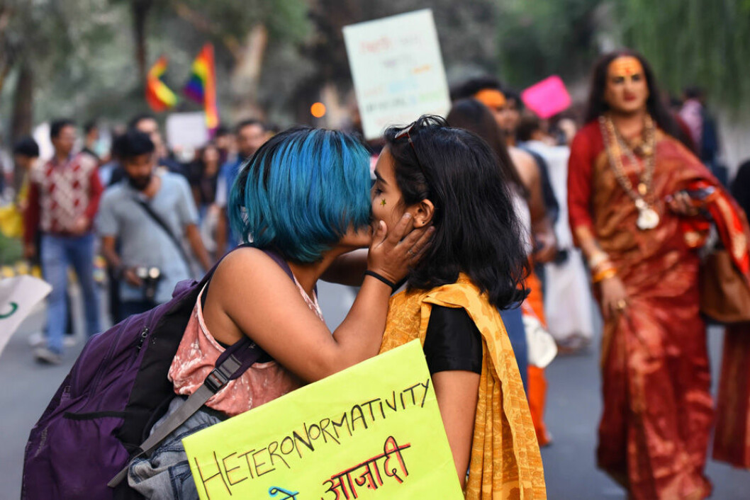 I år kunde indierna för första gången gå i Pride-tåget som icke-kriminella enligt lag. Foto: IBL Homosexuellt par kysser varandra på öppen gata i Indien.