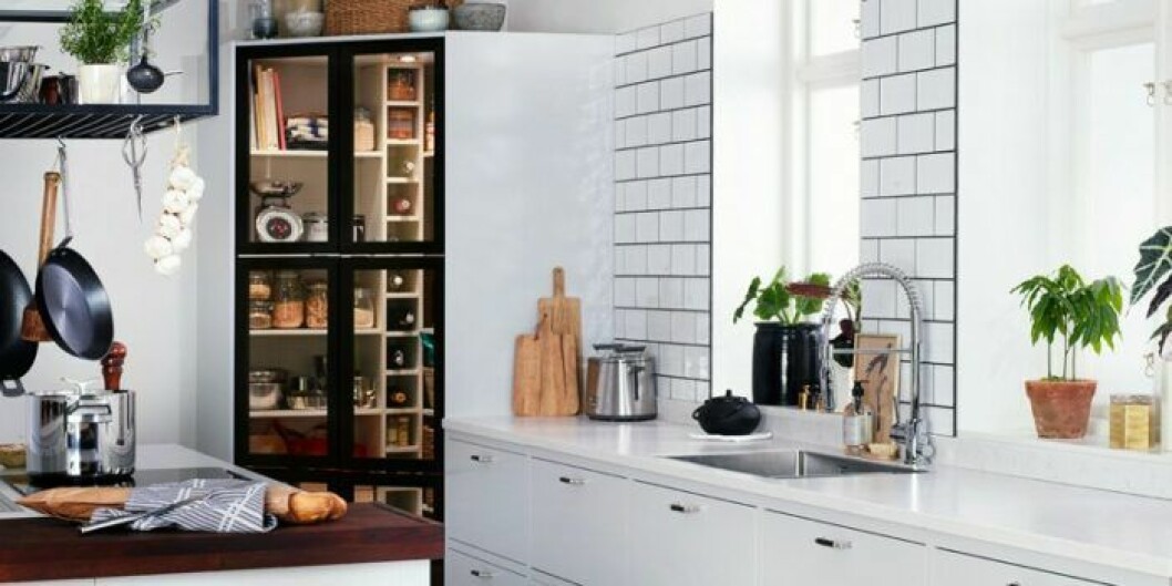 Hörnskafferi ligger på mångas önskelista. Glasdörrar förhindrar kaos. Bild: Elektrolux Home Hörnskafferi