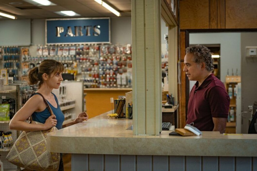 Karaktären Sarah i <em>Horse Girl</em> spelas av skådespelerskan Alison Brie, känd från <em>GLOW</em>. En bild på skådespelerskan Alison Brie i filmen Horse Girl.