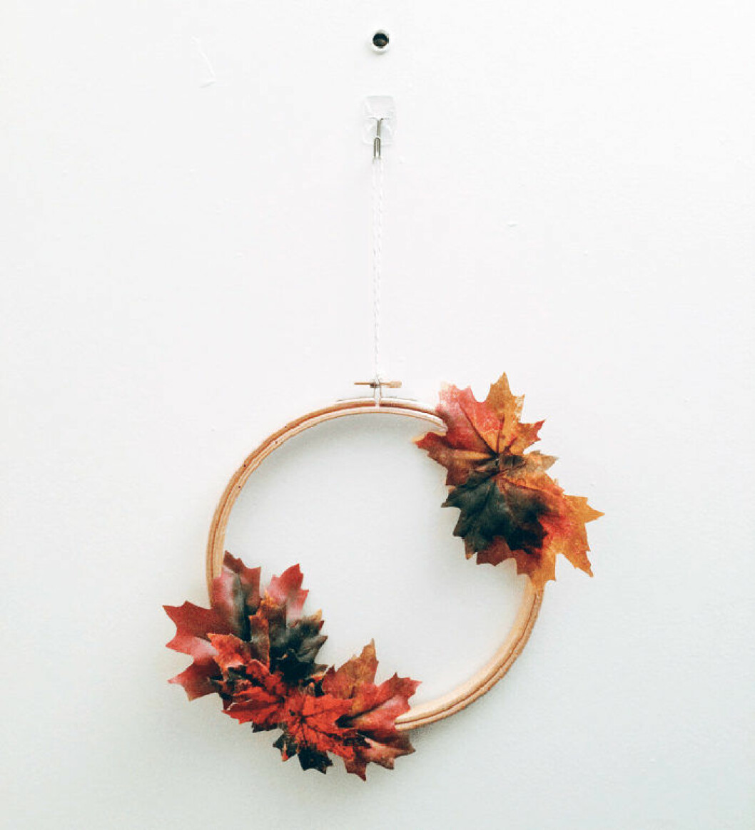 Foto: <a href="https://feelgooddressbetter.com/2015/10/easy-minimalist-fall-wreath-diy.html" target="_blank" rel="noopener">Feel good dress better</a> Höstkrans med löv