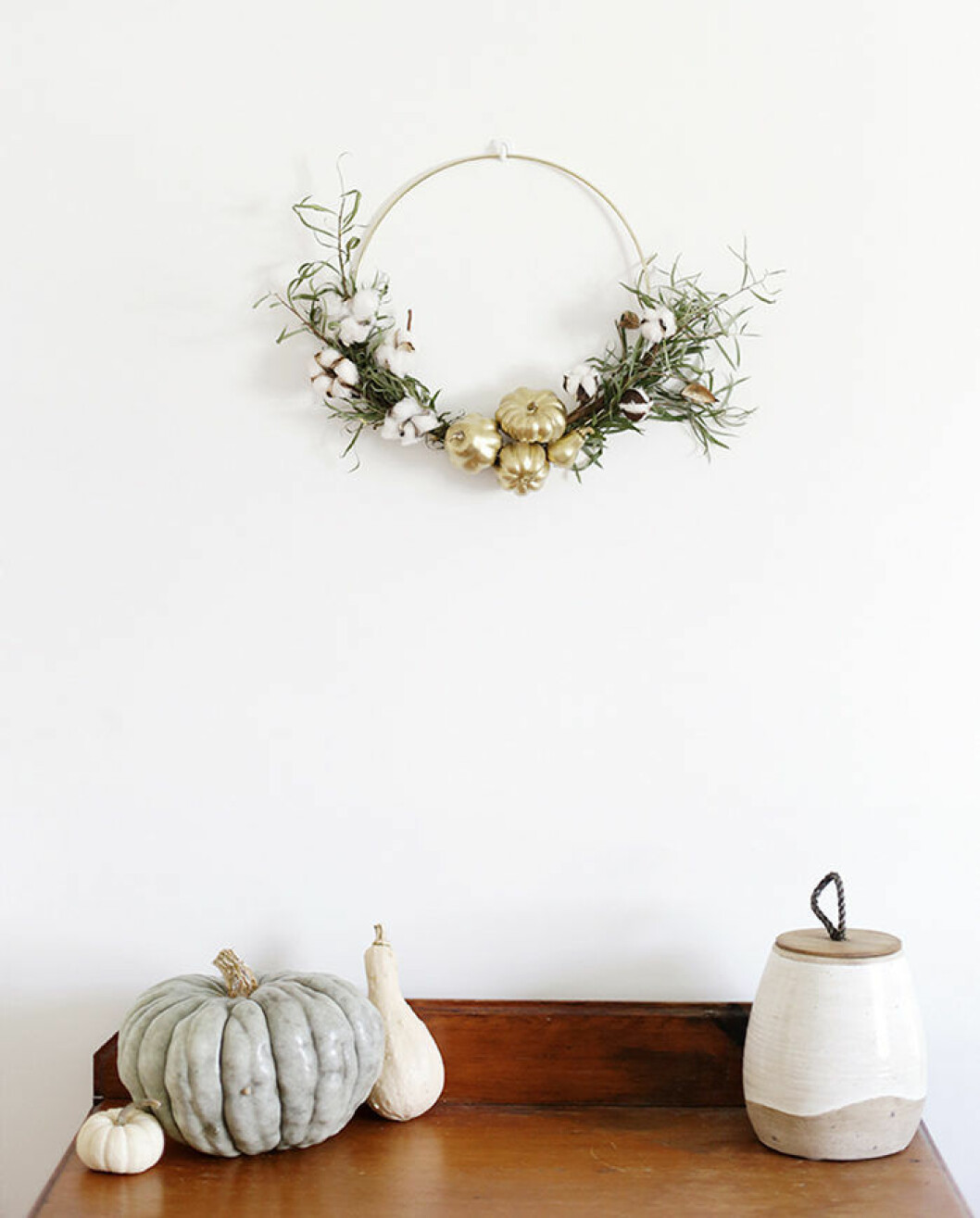 Foto: <a href="https://themerrythought.com/diy/diy-fall-wreath/" target="_blank" rel="noopener">The Merry Thought</a> Krans för hösten med pumpa och bomull