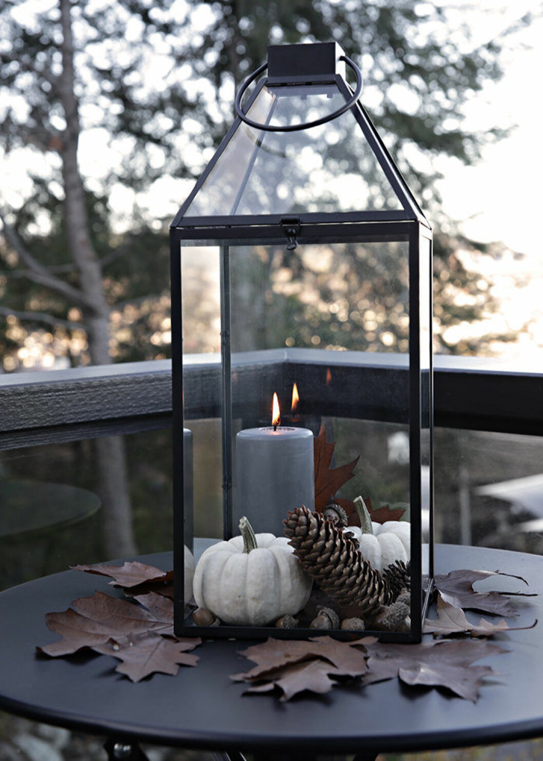 Foto: <a href="https://stylizimoblog.com/2016/10/30/autumn-decorations/" target="_blank" rel="noopener">Nina Holst/Stylizimo</a> Stilleben med ljuslykta och höstkänsla