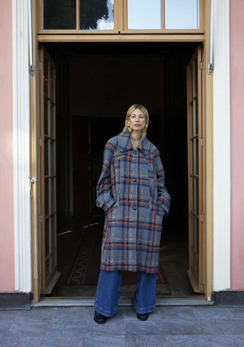 Kappa i återvunnen ull/akryl/bomull/polyamid, XS–XL, 5 549 kr, Rodebjer. Jeans i ekologisk bomull/återvunnen polyester/elastan, stl 24–30, 2 200 kr, Tomorrow Denim. Boots i läder, stl 36–41, 2 599 kr, Billi Bi. Örhängen i silver/guld, 3 995 kr, Pantolin. Rodebjer rutig kappa aw 2020