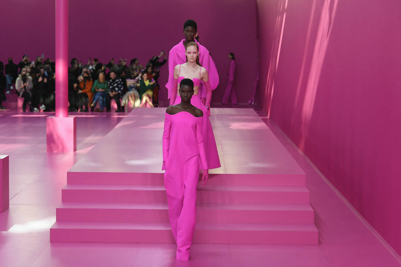 På Valentinos höstvisning var både kläderna, golven och väggarna rosa.