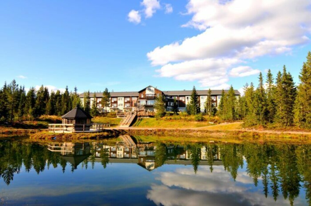 Vy från sjön över Hotell Källan i Norsjö