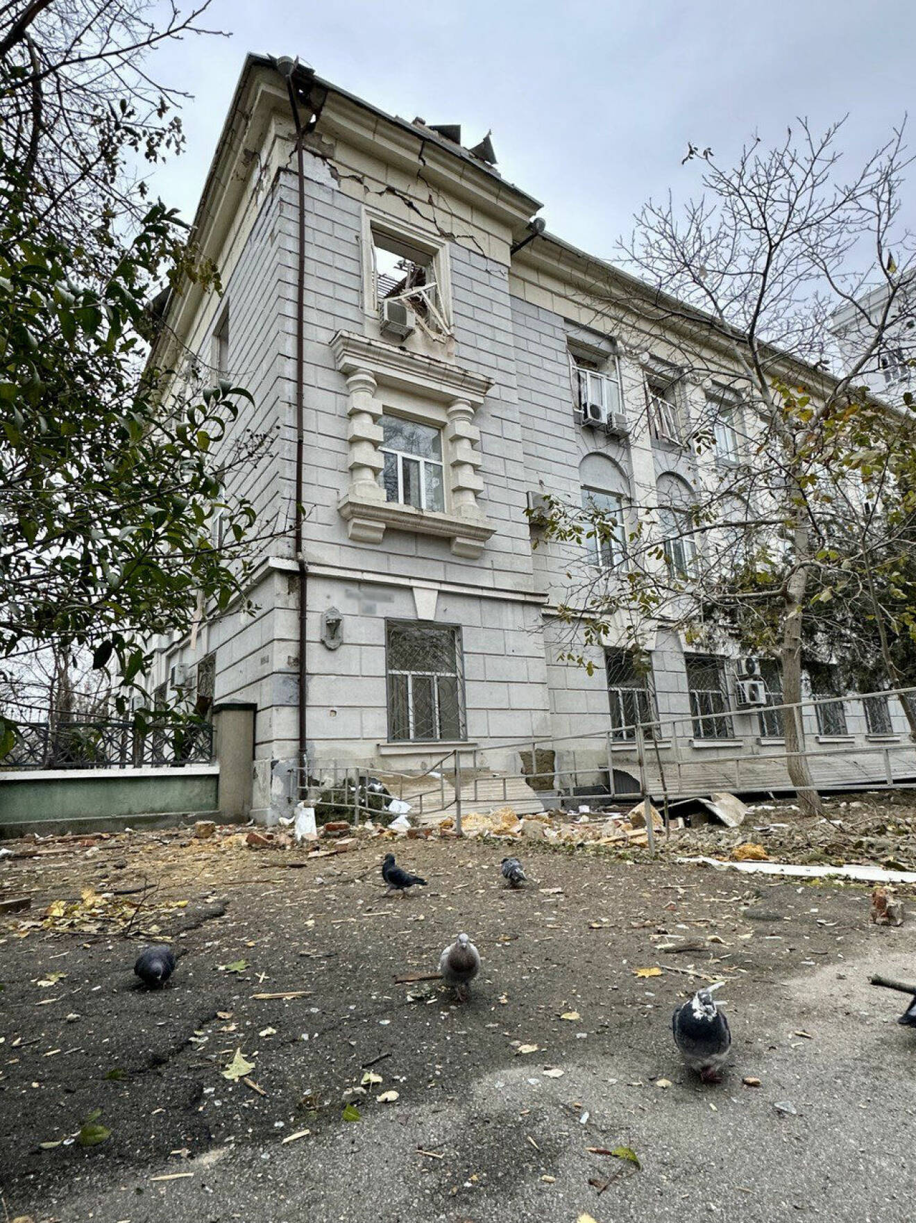 Förstört hus i staden Cherson i Ukraina.