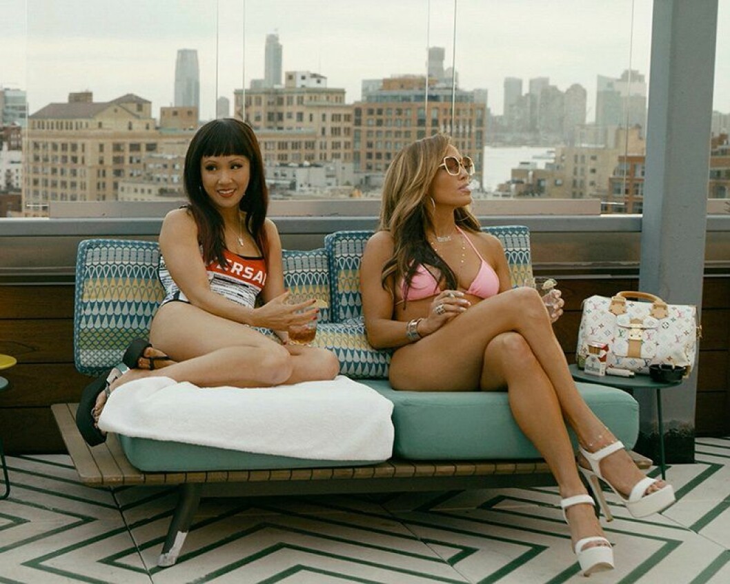 En bild från filmen Hustlers med bland andra Jennifer Lopez. 