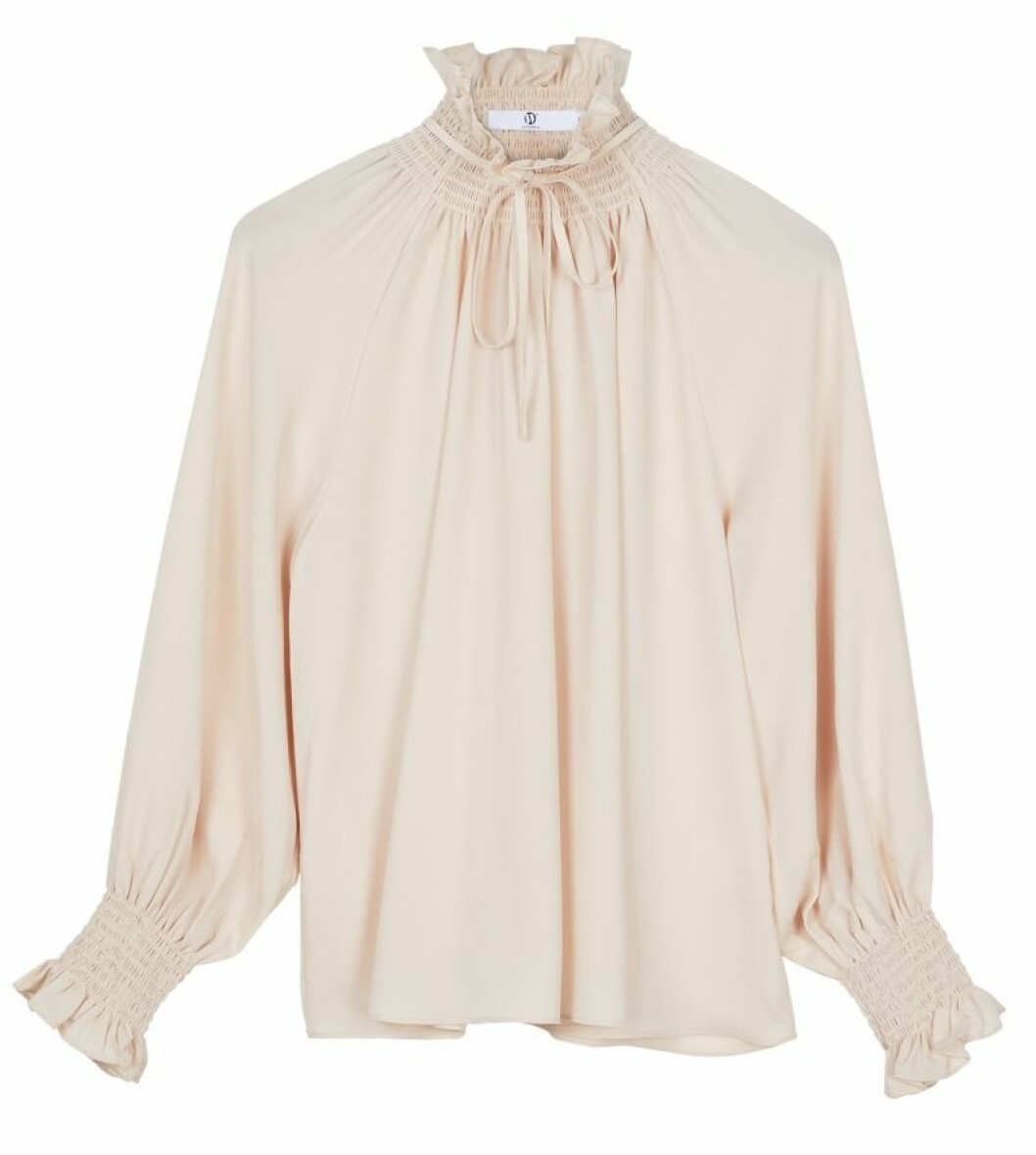 Romantisk beige blus med vackra volangdetaljer.