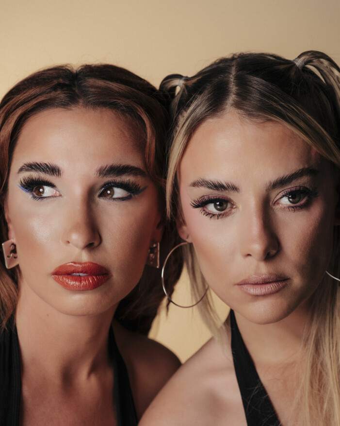 närbild på fiona och rebecca med sommarlook