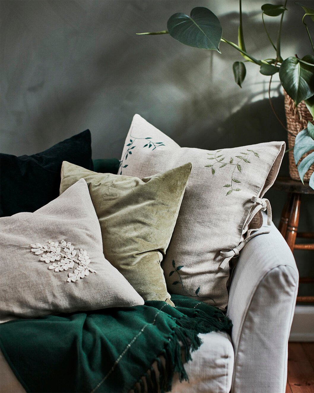 Broderade kuddar från Ikeas kollektion Botanisk