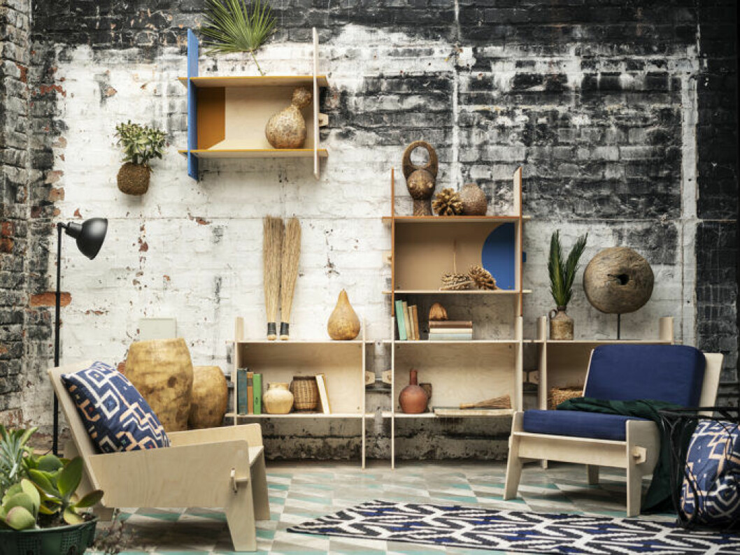 Hyllor för golv och vägg samt fåtölj i design av Issa Diabaté och Kevin Gourio/Ikea. Matta och kuddfodral av Laduma Ngxokolo och Mikael Axelsson/Ikea. Korg av Selly Raby Kane och Ina Vuorivirta/Ikea. Ikeas nya deisgnsamarbete – den limiterade kollektionen Överallt