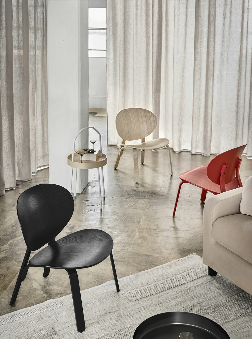 Stolen kommer i tre olika färger för olika stilar. Fröset stol från ikea i rött, svart och trä.