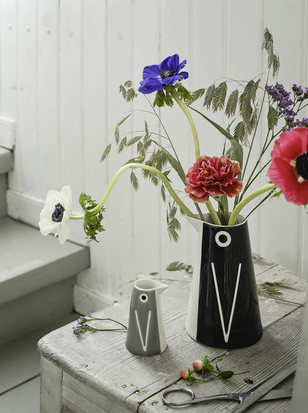 <em>Lättsåld</em>, heter den nya serien med pingvininspirerade karaffer och vaser från Ikea. Vas och karaff i ett med inspiration av pingvin