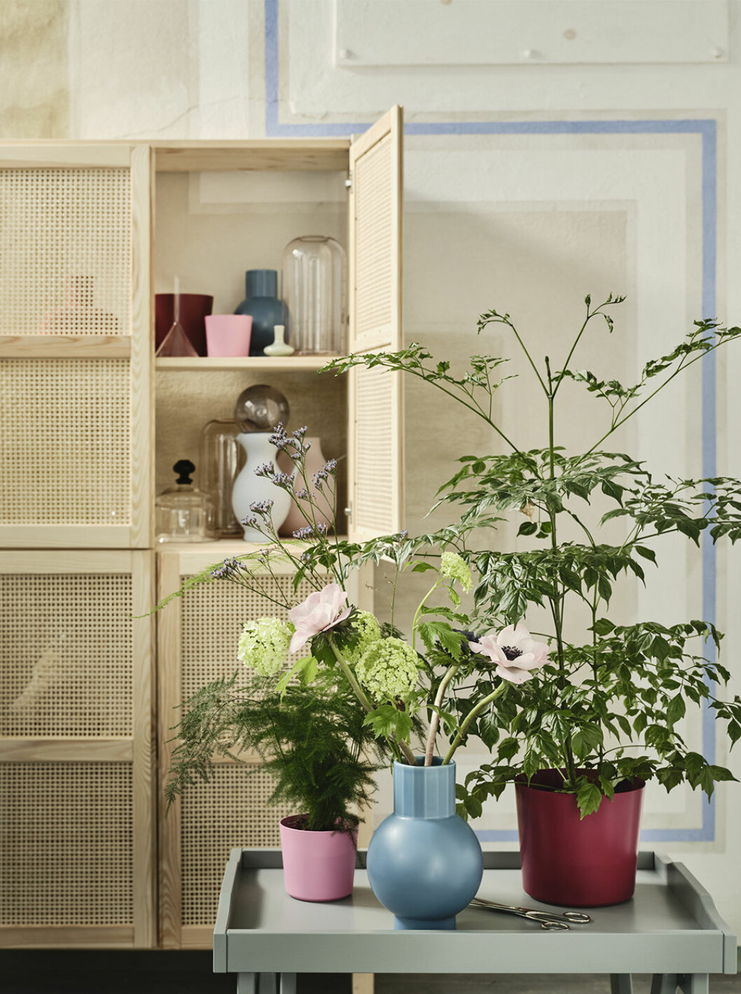 Färger som blir blickfång i inredningen med krukorna och vasen <em>Omfång</em>. Ny vas från Ikea hösten 2020