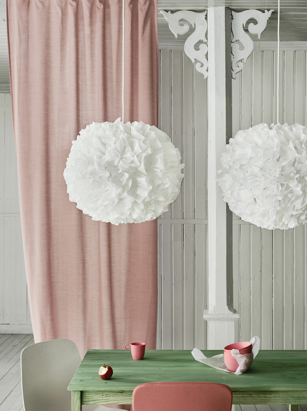 Lampan <em>Vindkast</em> påminner om ett fluffigt moln eller en dekorativ pompom. Lampan Vindkast från Ikea hösten 2020