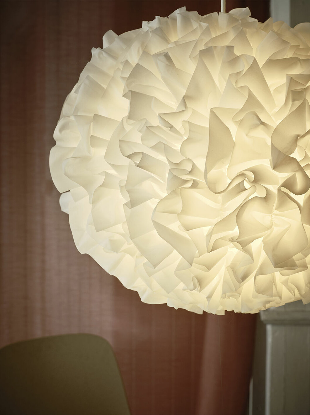 Lampan blir lika fin i det vuxna sovrummet som i barnrummet. Lampan Vindkast från Ikea påminner om ett fluffigt moln