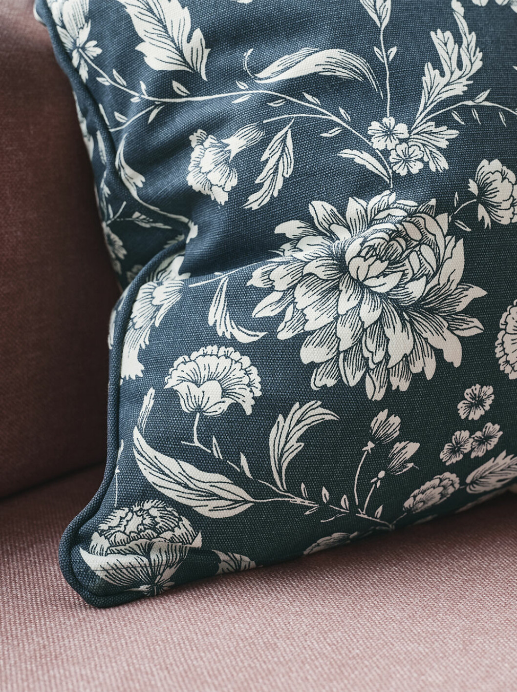 Blåblommigt med inspiration från naturen och historien. Blåblommig kudde från Ikea 2020