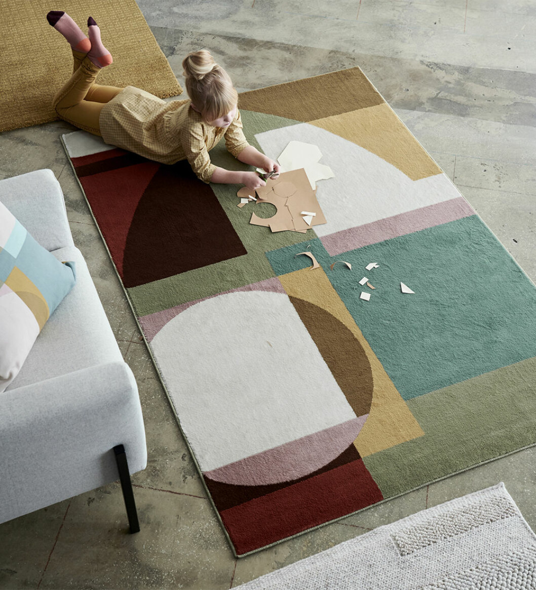 Mattan <em>Stenmätare</em> har fått sin inspiration från Bauhaus-stilen. Mattan Stenmätare från Ikea
