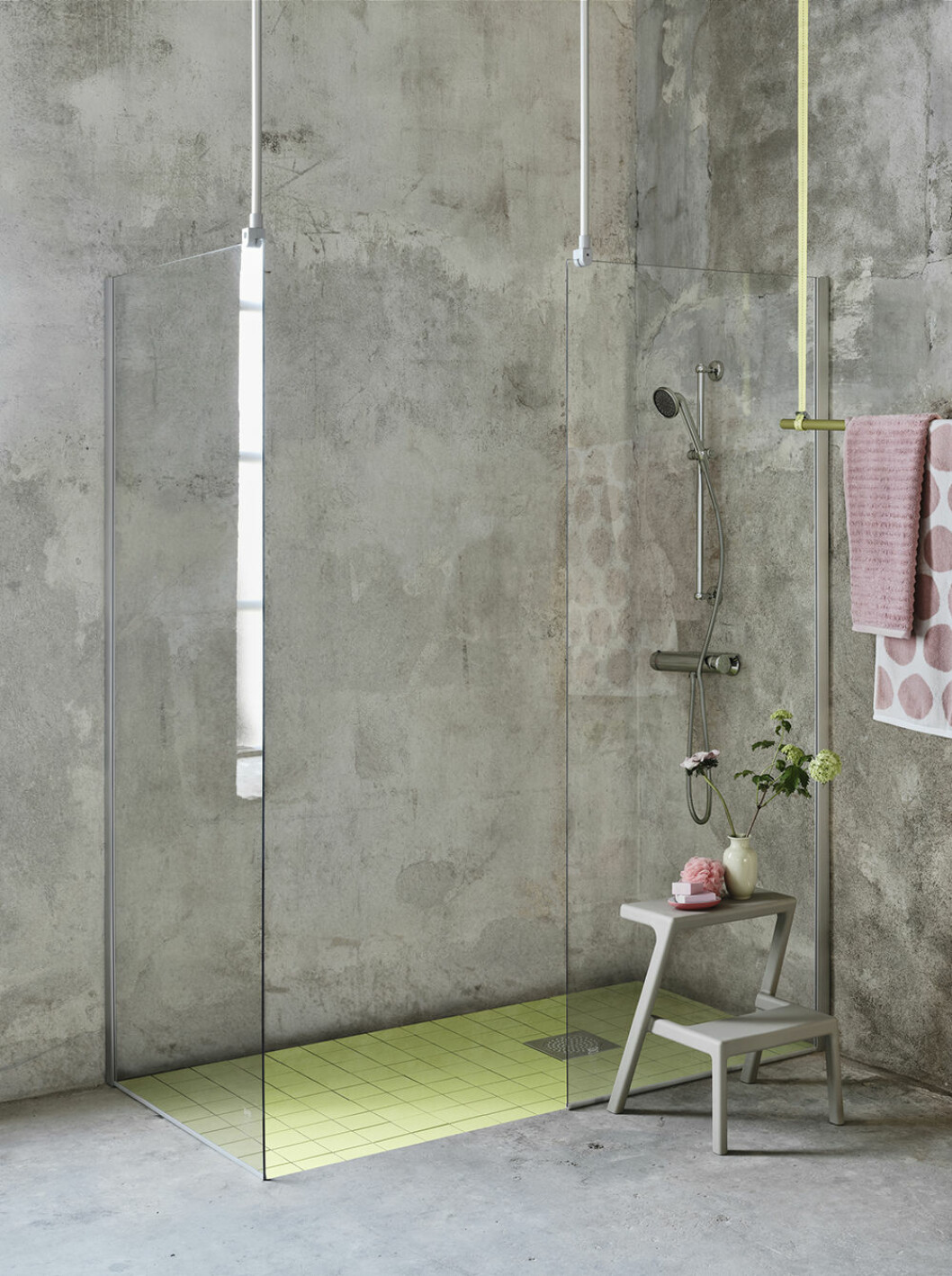 Ikea lanserar även duschväggarna <em>Oppejen</em> i tunt, men tåligt glas. duschväggarna Oppejen från ikea