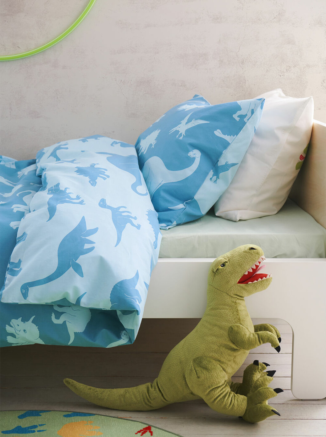 Textilerna är gjorda i hållbara val som återvunnen polyester och en mix av lyocell och bomull. Påslakan med dinosaurier från Ikea