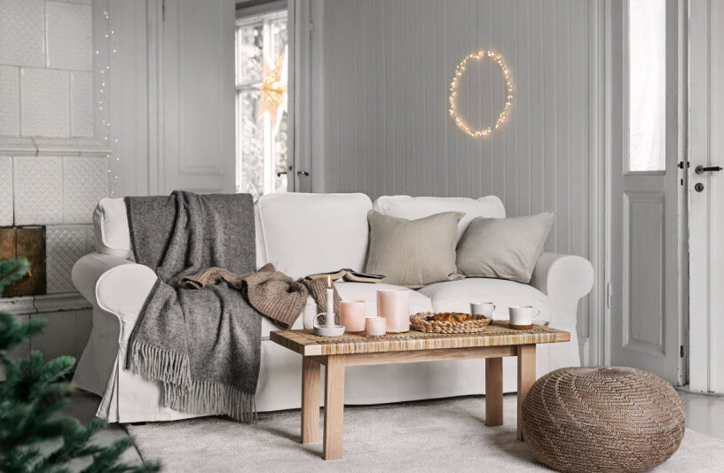 Nu kan du sälja (och fynda!) second hand-möbler på Ikeas varuhus. Foto: Ikea Soffan Ektorp och soffbordet Stockholm från Ikea