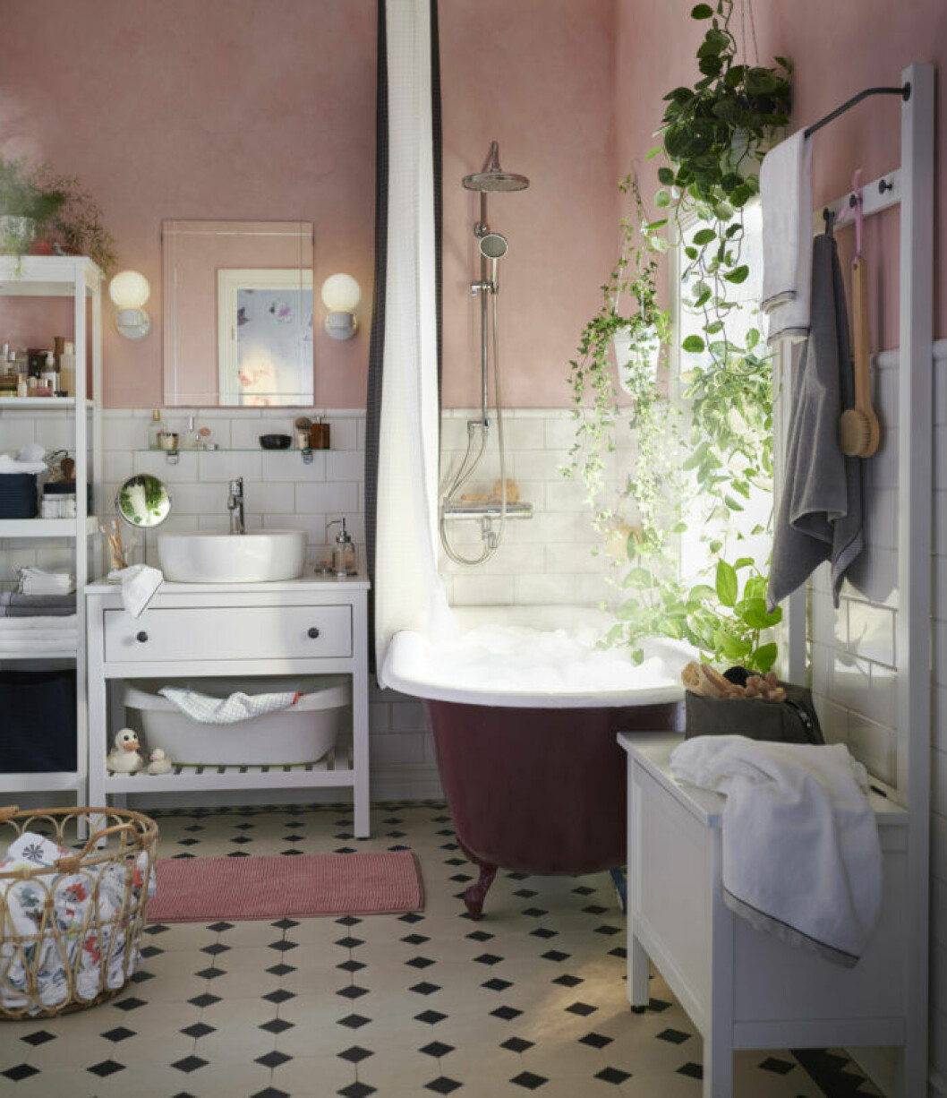 Man får ge och man får ta – öppna hyllor och lite svårstädat golv – men smart tvättkorg och hängare i ett! Foto: Ikea Smart förvaring i badrummet