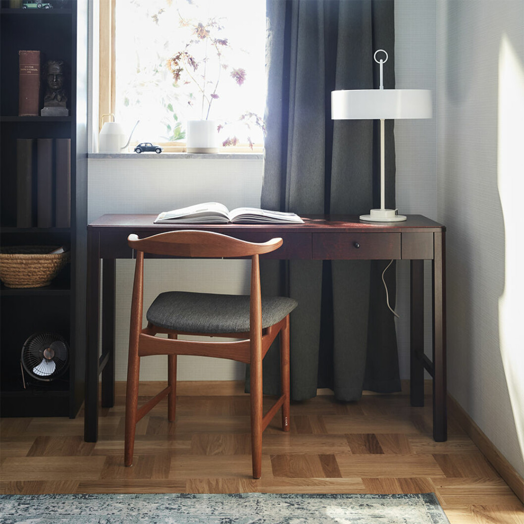 stilfullt hemmakontor i dansk stil i ikea katalogen 2021