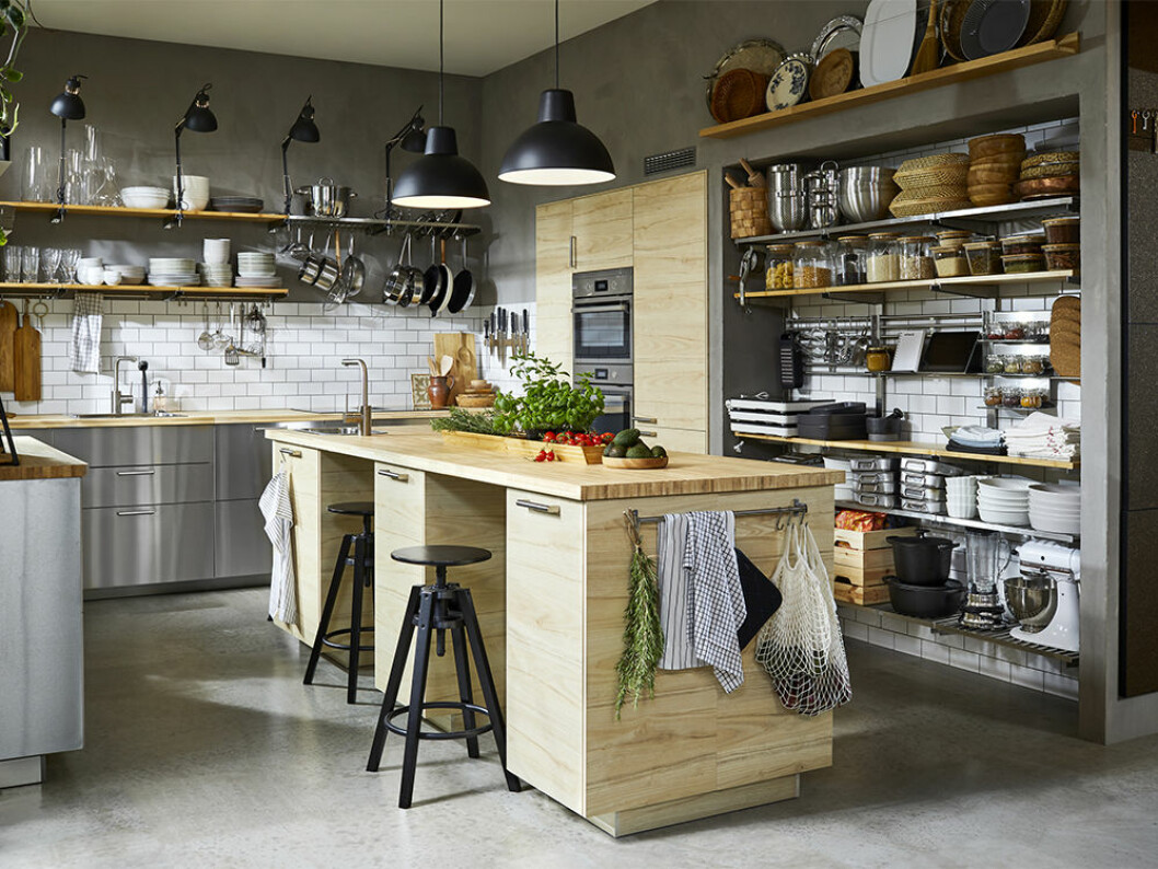 Ljust träkök i Ikea-katalogen 2021