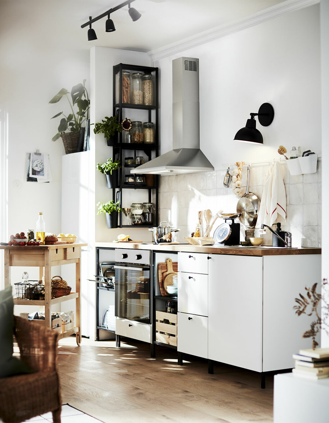 Vitt Ikeakök i ikea-katalogen 2021